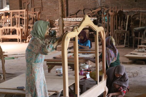 Custom Hand-Carved Classic Furniture Supplier
