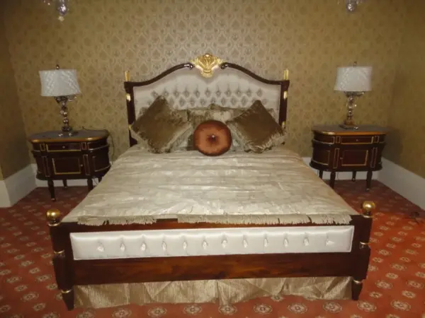 Daabadi Furniture Wholesale Classic French Provincial Bed Super King-Size Brown Mahogany