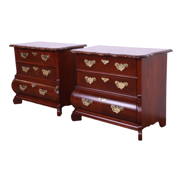 Classic Style bedside table with Mahogany Wood and Brown Finish