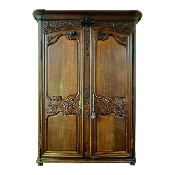 Vintage Carved Wood Wardrobe by Daabadi Furniture exporter